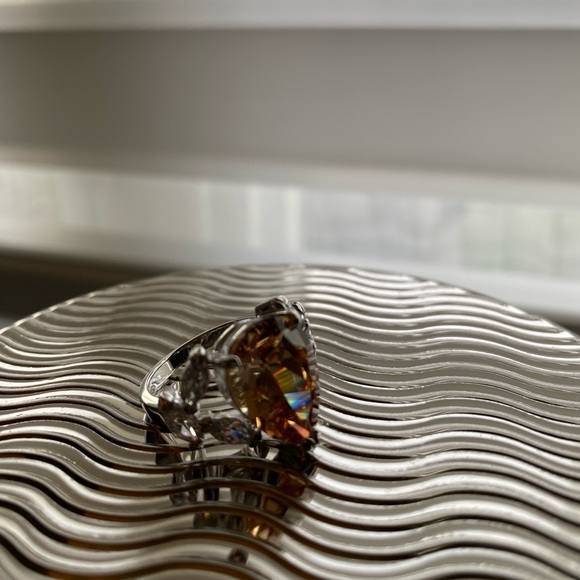 Fashion Gem/diamond look ring - Picture 3 of 5